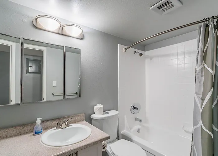 Apartamento Spacious 2 Bedroom, 2 Bath, Pool, Free Parking, Gym