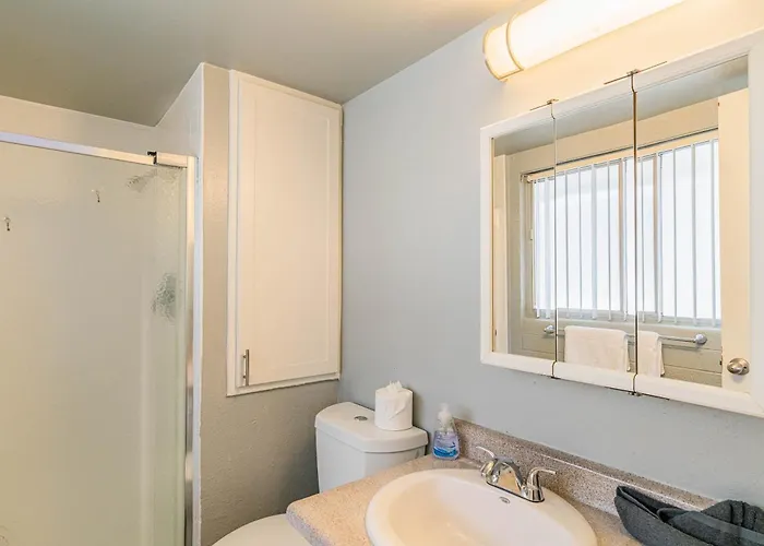 Spacious 2 Bedroom, 2 Bath, Pool, Free Parking, Gym *