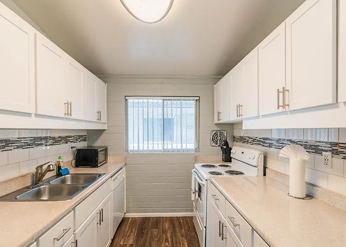 Spacious 2 Bedroom, 2 Bath, Pool, Free Parking, Gym *