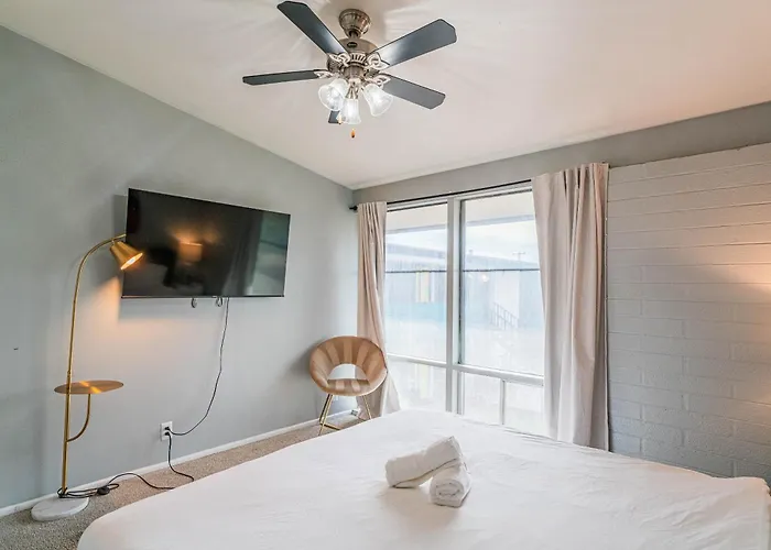 Spacious 2 Bedroom, 2 Bath, Pool, Free Parking, Gym Apartamento