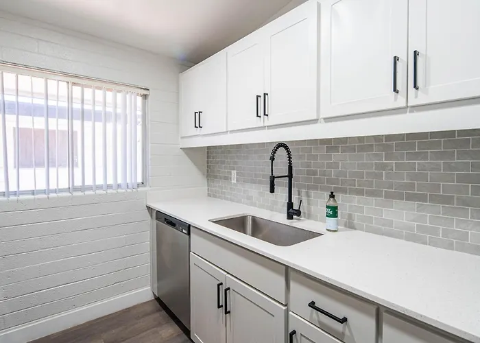 Spacious 2 Bedroom, 2 Bath, Pool, Free Parking, Gym * Scottsdale