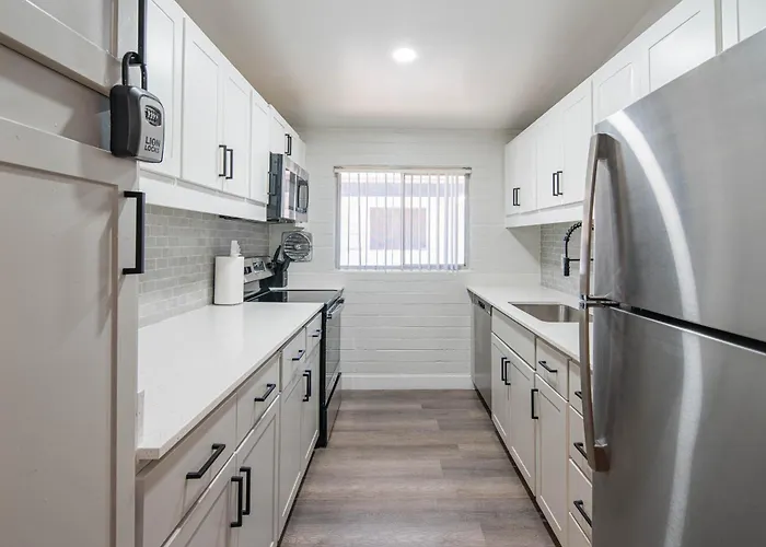 Spacious 2 Bedroom, 2 Bath, Pool, Free Parking, Gym Apartamento *
