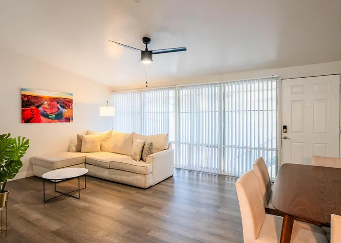 Spacious 2 Bedroom, 2 Bath, Pool, Free Parking, Gym Apartamento