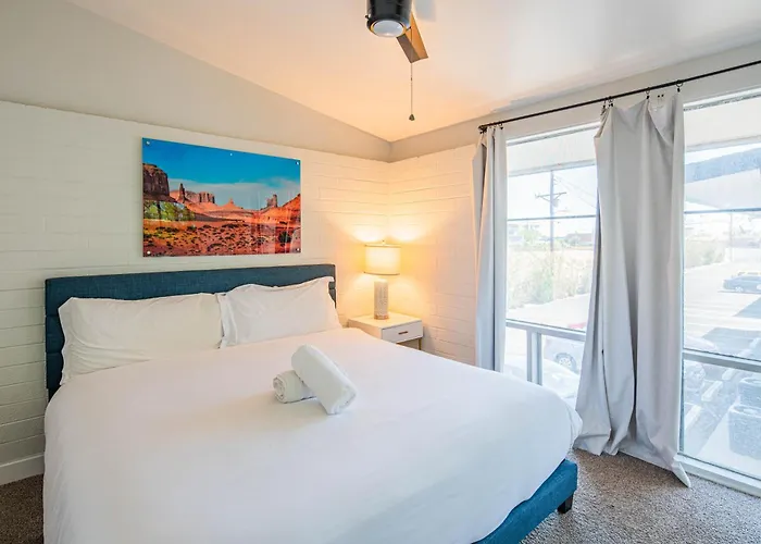 Spacious 2 Bedroom, 2 Bath, Pool, Free Parking, Gym *