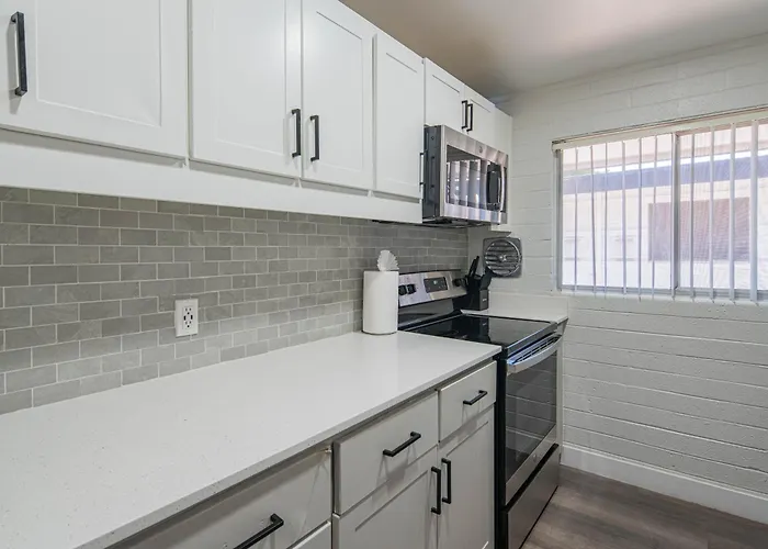 Spacious 2 Bedroom, 2 Bath, Pool, Free Parking, Gym *