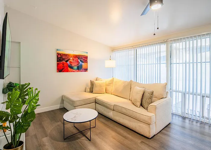 Spacious 2 Bedroom, 2 Bath, Pool, Free Parking, Gym Scottsdale