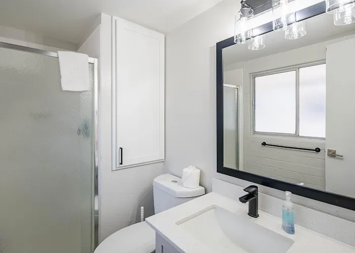 Spacious 2 Bedroom, 2 Bath, Pool, Free Parking, Gym * Scottsdale