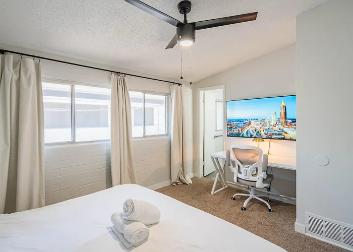 Spacious 2 Bedroom, 2 Bath, Pool, Free Parking, Gym Apartamento