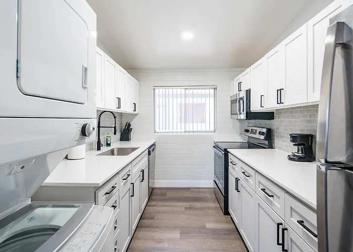 Spacious 2 Bedroom, 2 Bath, Pool, Free Parking, Gym