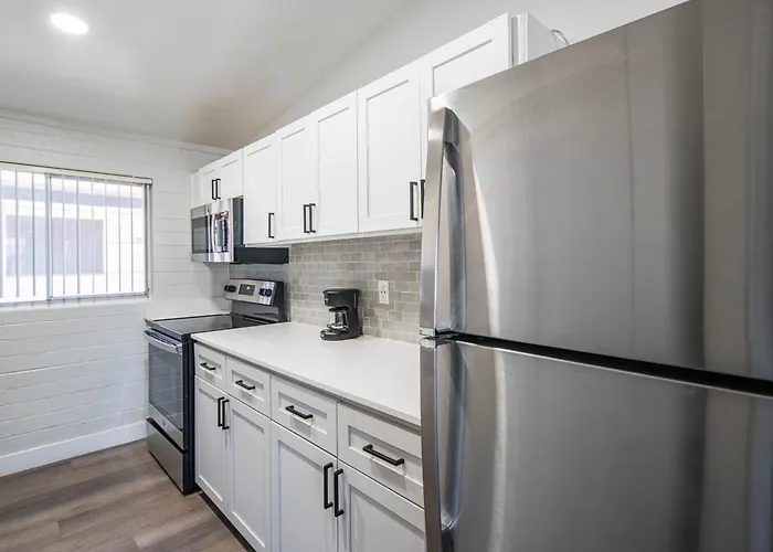 Spacious 2 Bedroom, 2 Bath, Pool, Free Parking, Gym Scottsdale