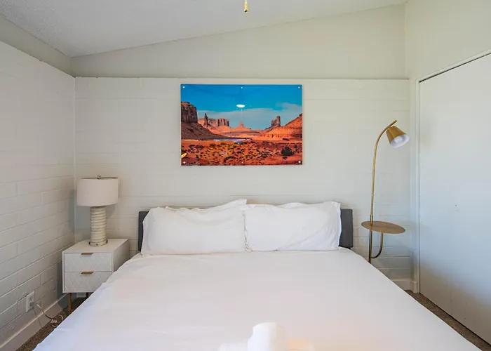 Spacious 2 Bedroom, 2 Bath, Pool, Free Parking, Gym