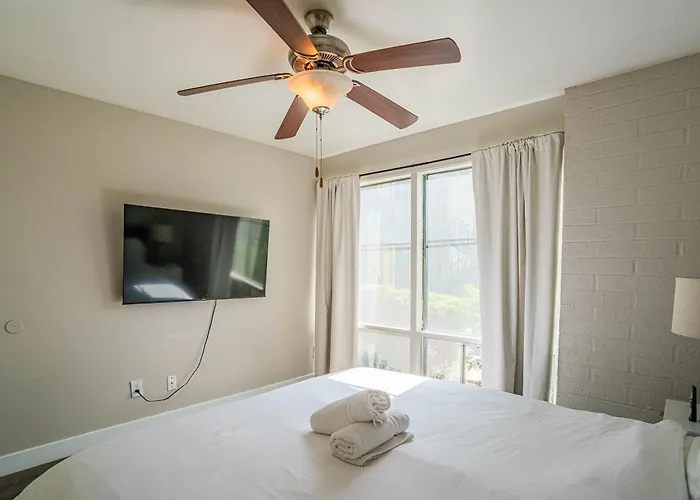 Apartamento Spacious 2 Bedroom, 2 Bath, Pool, Free Parking, Gym *