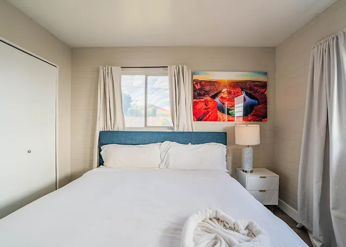 Spacious 2 Bedroom, 2 Bath, Pool, Free Parking, Gym