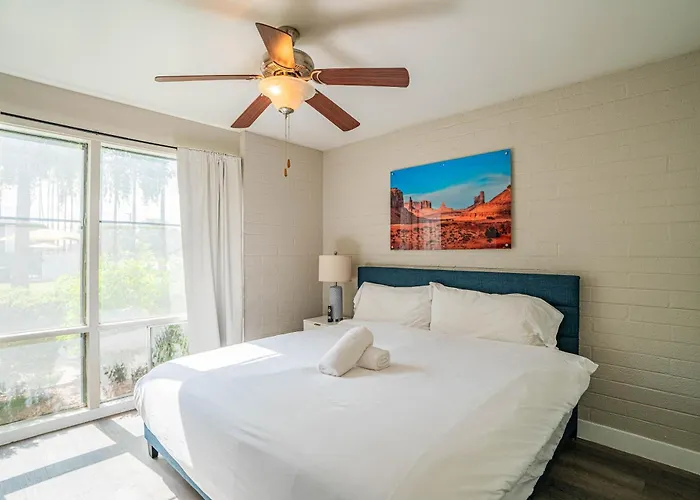 Spacious 2 Bedroom, 2 Bath, Pool, Free Parking, Gym *
