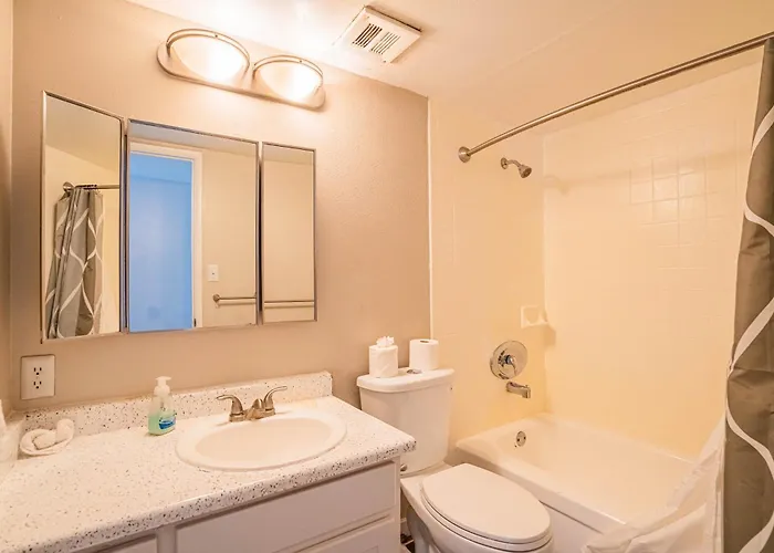 Spacious 2 Bedroom, 2 Bath, Pool, Free Parking, Gym
