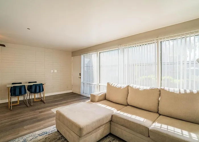 Spacious 2 Bedroom, 2 Bath, Pool, Free Parking, Gym