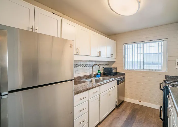 Spacious 2 Bedroom, 2 Bath, Pool, Free Parking, Gym