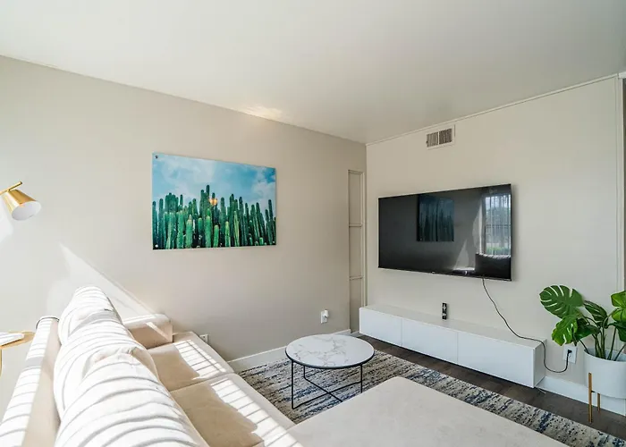Spacious 2 Bedroom, 2 Bath, Pool, Free Parking, Gym