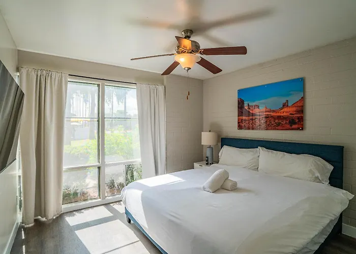 Spacious 2 Bedroom, 2 Bath, Pool, Free Parking, Gym Scottsdale