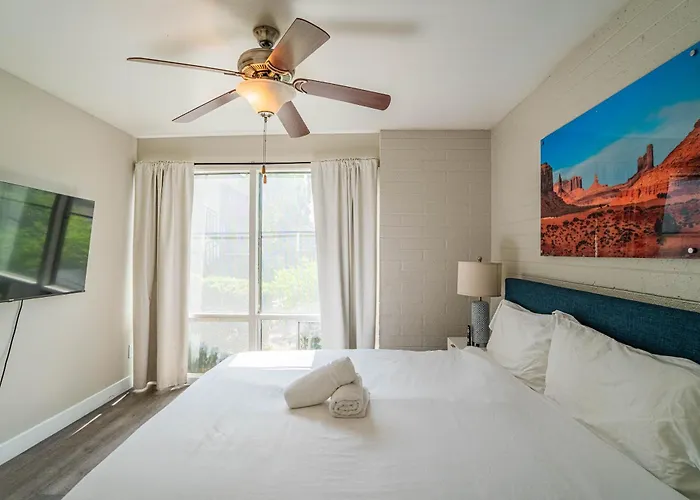 Spacious 2 Bedroom, 2 Bath, Pool, Free Parking, Gym * Scottsdale